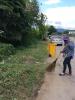 กองสาธารณสุขเเละสิ่งเเวดล้อมดำเนินการ ตัดหญ้า เก็บขยะ เเละกว